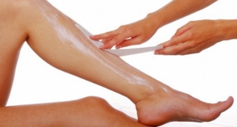 Waxing in beauty parlour